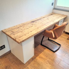 Arbeitsplatte aus Massivholz auf weißen Schreibtischunterschränken / Altholz / Gerüstbohlen Farbe summer